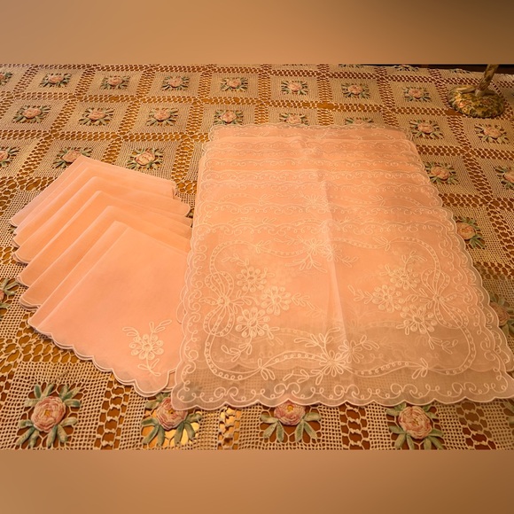 💜 Scalloped Pink & White Delicate Embroidered Placemats & Matching Napkins - Picture 2 of 6